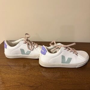 Girl’s Veja Esplar Sneaker - Size 2 US
White/ Matcha Lavande